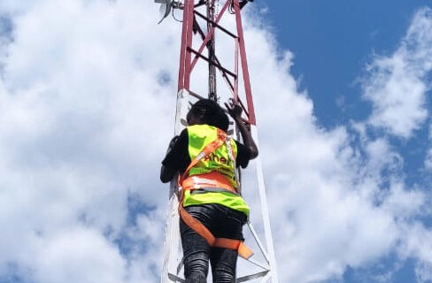 Trainees mounting radios on a mast