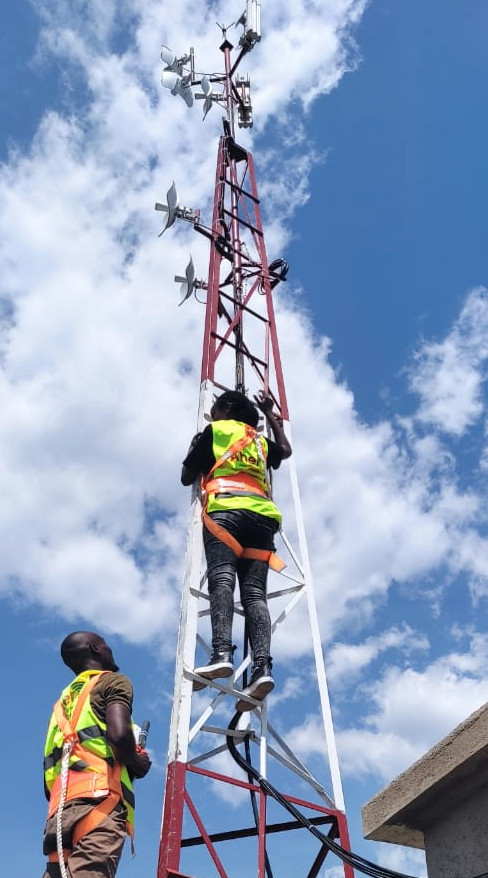 Trainees mounting radios on a mast